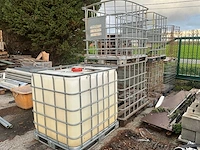 Ibc-vat compleet met 6 diverse lege kooien