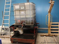 Ibc vat met opvangbak inhoudende ontkistingsmiddel - afbeelding 1 van  2