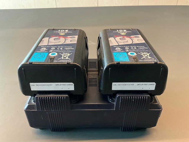 Idx li-ion v-mount battery accu's en laders (2x) - afbeelding 1 van  6