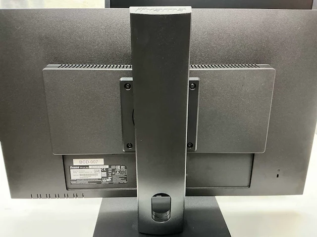 Ìiyama monitor met staander (3x) - afbeelding 1 van  6
