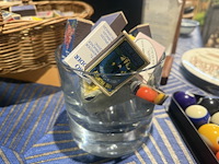 Ijsemmer + mand met diverse vintage gevulde luciferdoosjes - afbeelding 1 van  3