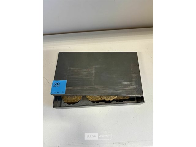 Ijzeren doos met rozetten - afbeelding 1 van  3