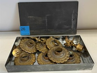 Ijzeren doos met rozetten - afbeelding 2 van  3