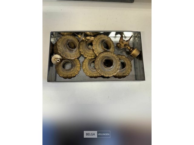 Ijzeren doos met rozetten - afbeelding 3 van  3