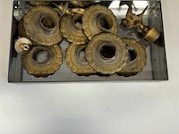 Ijzeren doos met rozetten - afbeelding 3 van  3