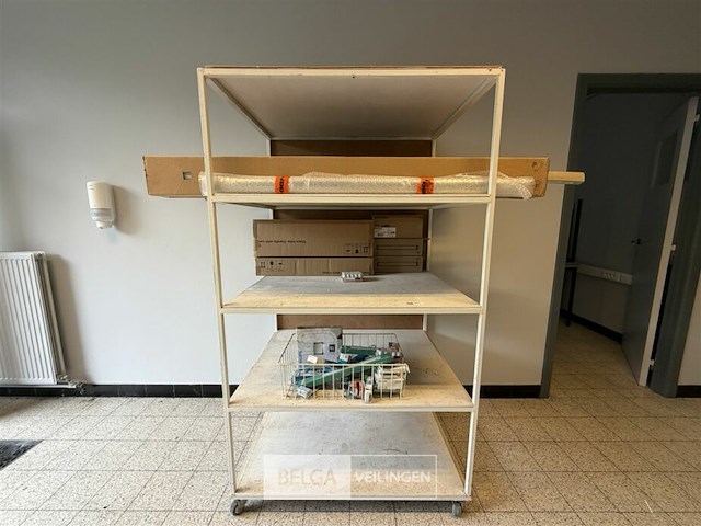 Ijzeren kar op wielen + inhoud - afbeelding 1 van  12