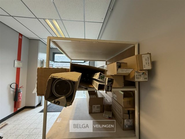 Ijzeren kar op wielen + inhoud - afbeelding 7 van  12