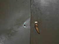 Ijzeren kast met 2 deuren - afbeelding 2 van  2