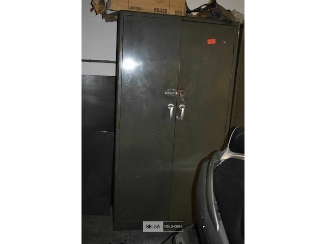 Ijzeren kast met 2 deuren - afbeelding 1 van  2