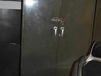 Ijzeren kast met 2 deuren - afbeelding 1 van  2