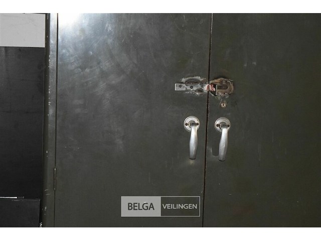 Ijzeren kast met 2 deuren - afbeelding 2 van  2