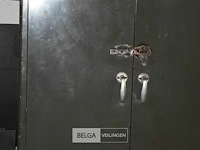 Ijzeren kast met 2 deuren - afbeelding 2 van  2