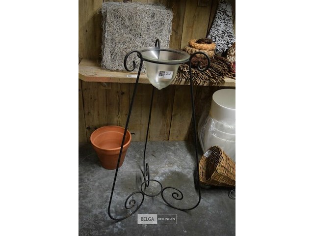 Ijzeren staander met glazen kom - afbeelding 1 van  3