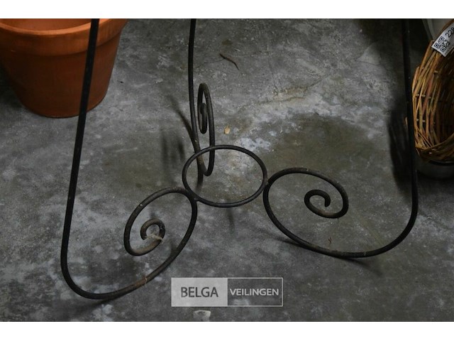 Ijzeren staander met glazen kom - afbeelding 3 van  3