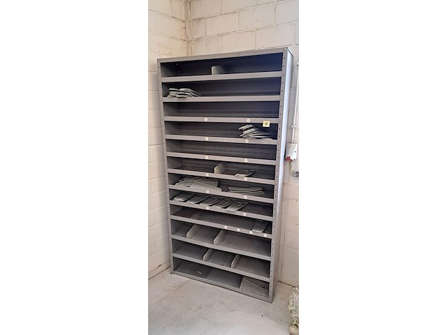 Ijzeren wandkast met verdelingen - afbeelding 1 van  1