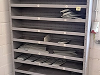 Ijzeren wandkast met verdelingen - afbeelding 1 van  1