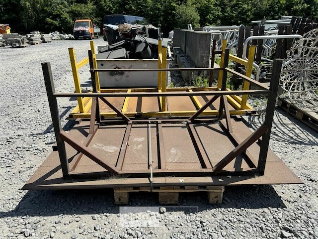 Ijzeren werktafel afm ± 210x180x87 - afbeelding 1 van  6