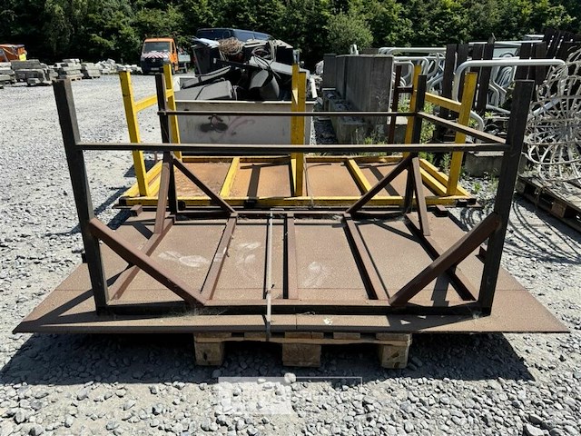 Ijzeren werktafel afm ± 210x180x87 - afbeelding 4 van  6