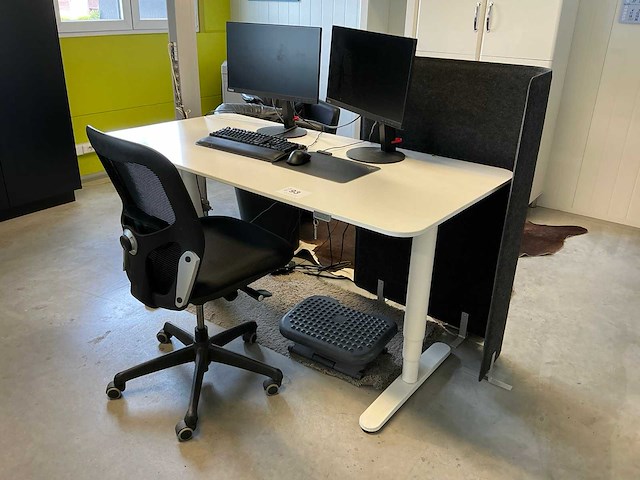 Ikea in hoogte verstelbare bureau - afbeelding 1 van  5