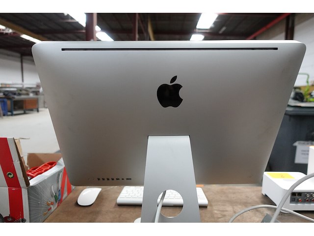 Imac met toetsenbord en muis - afbeelding 8 van  8