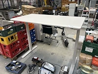 In hoogte verstelbare formica bureautafel