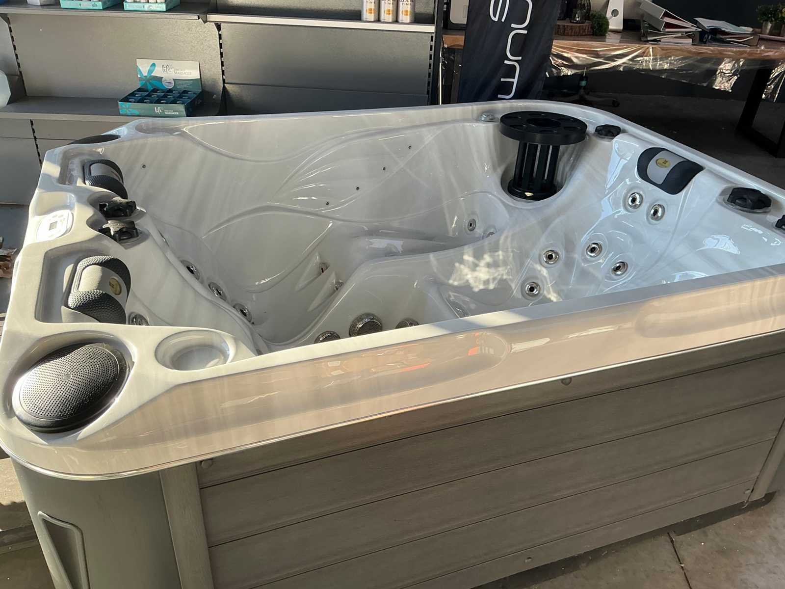 Inboedel showroom jacuzzi's en voertuigen wegens faillissement stefaan aelterman