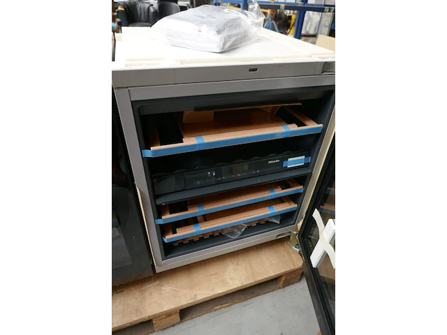Inbouw wijnkoelkast met legplanken miele - afbeelding 2 van  5