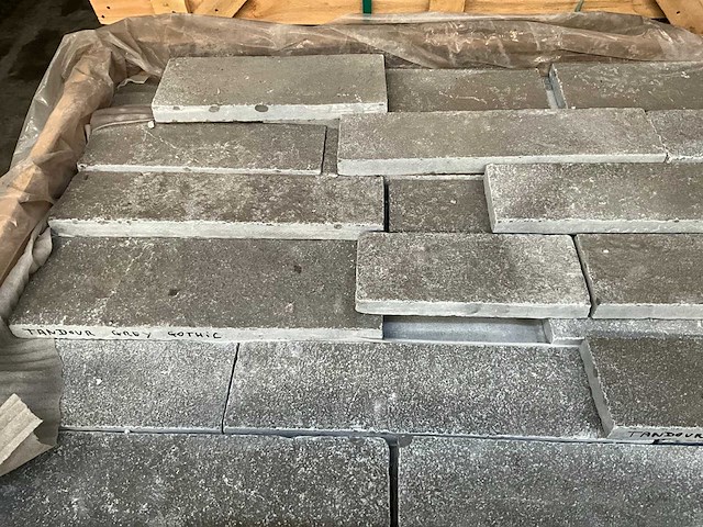 Indisch grijs natuursteen tuintegel - afbeelding 1 van  5