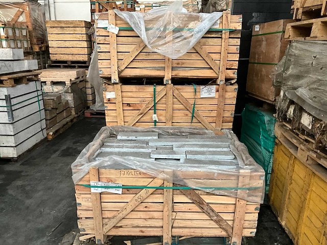 Indisch grijs natuursteen tuintegel - afbeelding 4 van  5