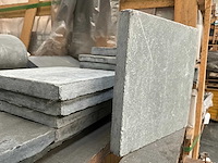 Indisch grijs natuursteen tuintegel - afbeelding 2 van  3