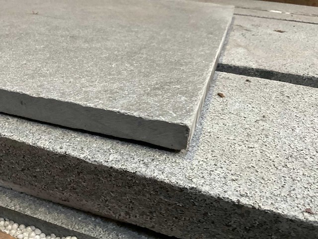 Indisch grijs natuursteen tuintegel - afbeelding 2 van  4