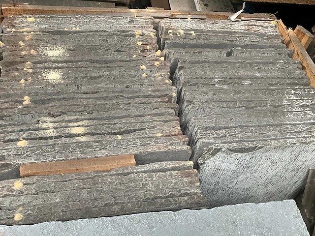 Indisch grijs natuursteen tuintegel - afbeelding 4 van  4