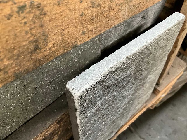 Indisch grijs natuursteen tuintegel - afbeelding 2 van  4