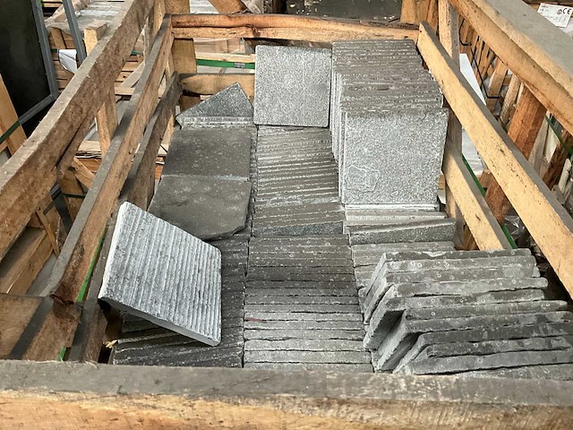 Indisch grijs natuursteen tuintegel - afbeelding 3 van  4