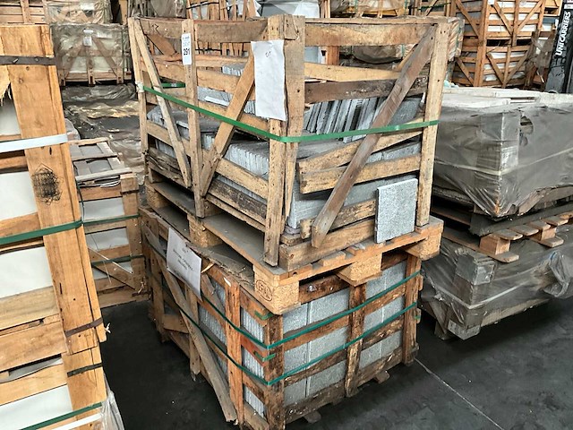 Indisch grijs natuursteen tuintegel - afbeelding 4 van  4