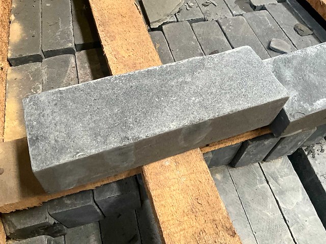 Indisch zwart natuursteen tuin klinkers - afbeelding 1 van  3