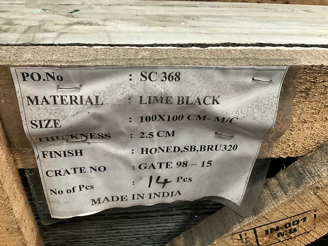 Indisch zwart natuursteen tuintegel - afbeelding 1 van  2