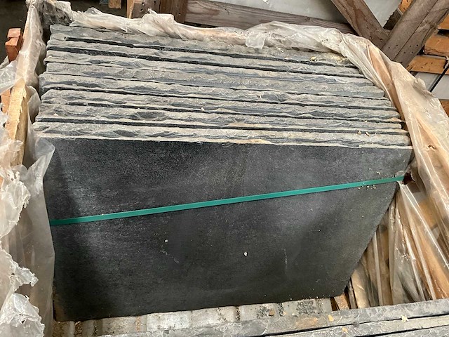 Indisch zwart natuursteen tuintegel - afbeelding 1 van  5