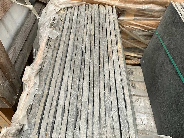 Indisch zwart natuursteen tuintegel - afbeelding 3 van  5