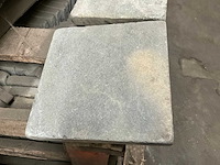 Indisch zwart natuursteen tuintegel - afbeelding 2 van  4