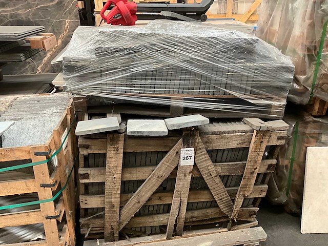 Indisch zwart natuursteen tuintegel - afbeelding 4 van  4