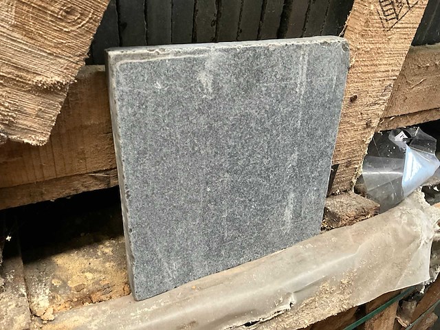 Indisch zwart natuursteen tuintegel - afbeelding 1 van  4