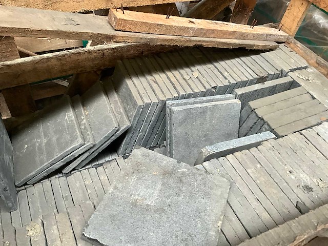 Indisch zwart natuursteen tuintegel - afbeelding 3 van  4