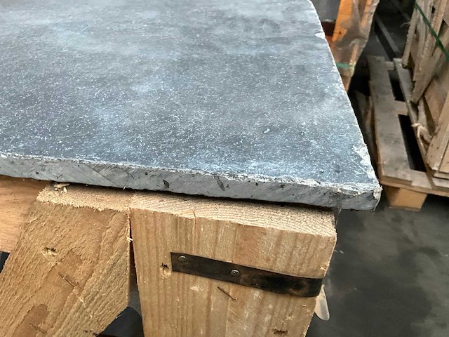 Indisch zwart natuursteen tuintegel - afbeelding 1 van  3