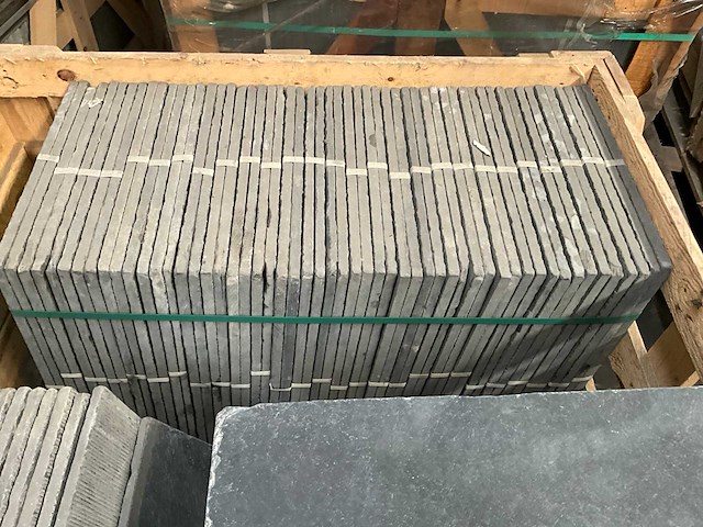 Indisch zwart natuursteen tuintegel - afbeelding 2 van  3