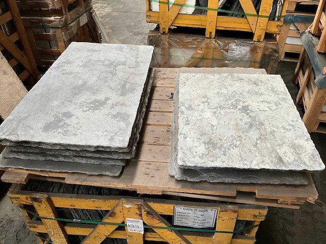 Indisch zwart verouderd natuursteen tuintegel - afbeelding 1 van  5