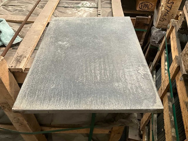 Indisch zwart verzoet natuursteen tuintegel - afbeelding 1 van  4