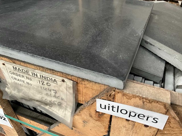 Indisch zwart verzoet natuursteen tuintegel - afbeelding 2 van  5