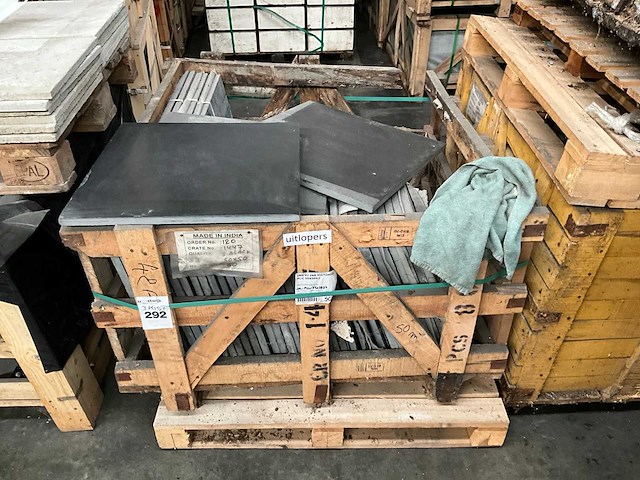 Indisch zwart verzoet natuursteen tuintegel - afbeelding 5 van  5