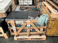 Indisch zwart verzoet natuursteen tuintegel - afbeelding 5 van  5